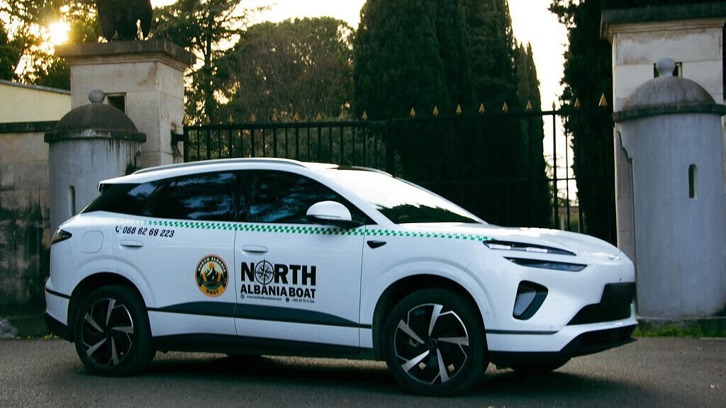 阿尔巴尼亚北部科马尼湖和沙拉河换乘的品牌出租车