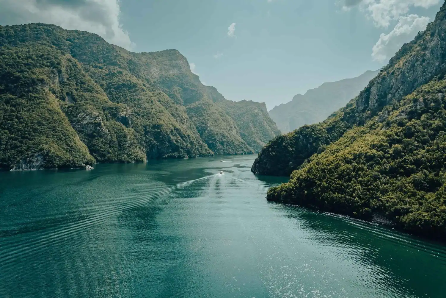 Lac de Komani Albanie : Guide de voyage complet 2026 (Comment le visiter, itinéraires et conseils)