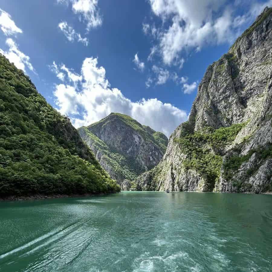 科马尼湖阿尔巴尼亚 宽阔的峡谷景观 戏剧性的云层 绿松石绿色的水和石灰岩峭壁